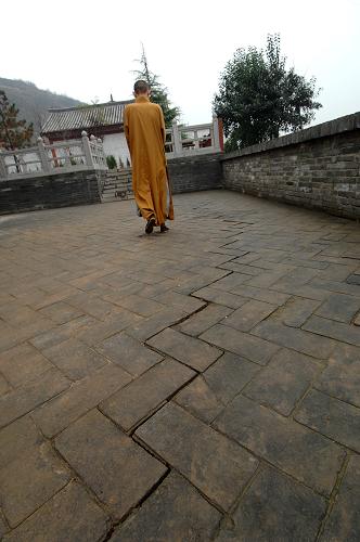 陕西长安华严寺千年古塔面临滑坡威胁 滑坡造成华严寺千年古塔杜顺塔的塔基出现较大的裂缝(11月21日摄)。 位于陕西西安市长安区少陵原畔的佛教华严宗祖庭——华严寺内仅存的两座古塔面临着山体滑坡造成的巨大威胁。 华严寺内现存的两座古塔于2006年被纳入第六批全国重点文物保护单位。在2011年5月、6月和9月的数次集中降雨中,华严寺周边多处发生山体滑坡,其中建于唐代的杜顺塔的塔基已在滑坡中部分裸露,距离古塔一米左右的地面上裂开了长达数米的裂缝,妙觉塔旁的斋房的地基也遭到极大破坏,寺院内的其他房屋也在滑坡中遭到不同程度的损坏。 由于近期西安仍不时出现降雨天气,已经遭到较大破坏的华严寺古塔目前面临着极大的滑坡威胁。 新华社记者 李一博 摄