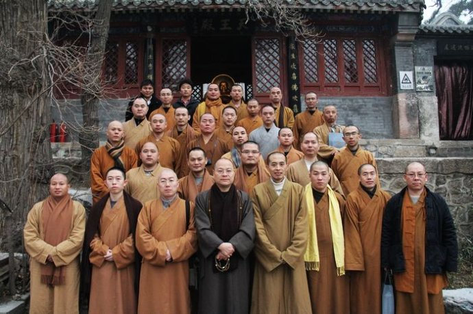 受到龙泉寺监院禅兴法师等的热情接待