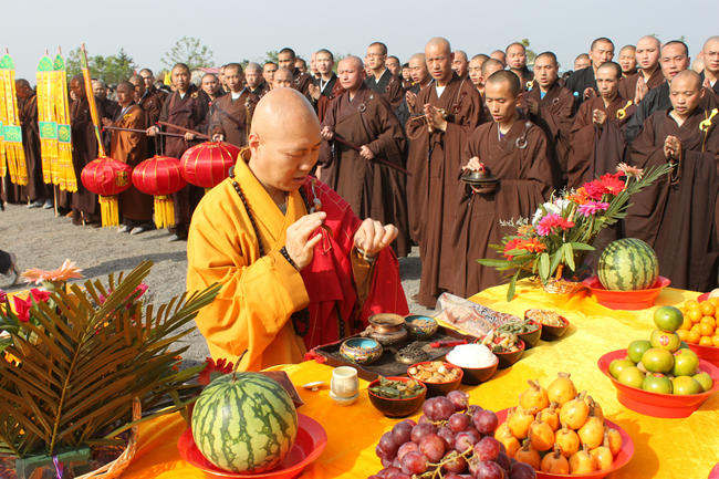 献供大安法师做开示参加法会的四众弟子香花供佛已经完成了佛身安装的