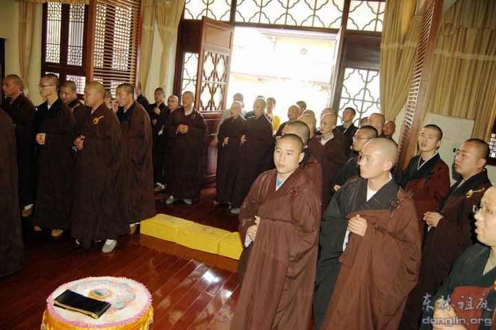 下午,大安法师在丈室接见灵岩山佛学院参访团全体成员。