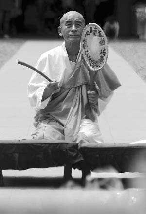 岩田隆造在江东门纪念馆“祭场”长跪谢罪 快报记者 顾炜 摄