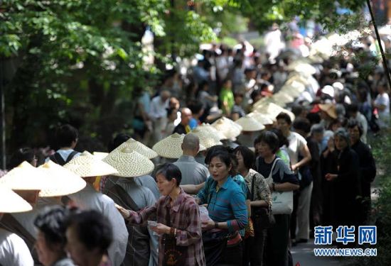 5月10日，参加托钵行脚慈善活动的僧人们托钵接受沿途信众的慈善捐赠。当日是农历四月初八，释迦牟尼诞辰日，杭州佛教界举行盛大的僧人托钵行脚慈善活动。来自杭州各大寺院及佛学院的300余名僧人托钵行脚，从杭州的法喜讲寺行走到杭州灵隐寺，接受沿途信众的慈善捐赠，所得善款将全部捐赠给相关慈善机构。新华社发 