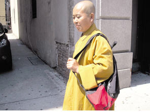 罗百能认为警察执法时不了解佛教的习惯,“如果这是一个天主教的修女,我不能想象纽约警察会逮捕她。”