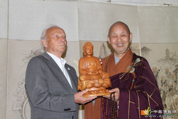 夏至节闭幕式上向雅各尔先生赠送佛像