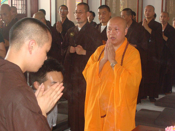 五祖寺见忍大和尚率两序大众迎请昌老画像回家