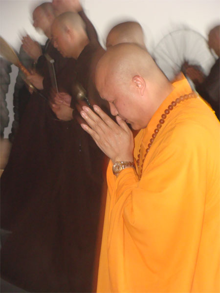 五祖寺见忍大和尚率两序大众迎请昌老画像回家