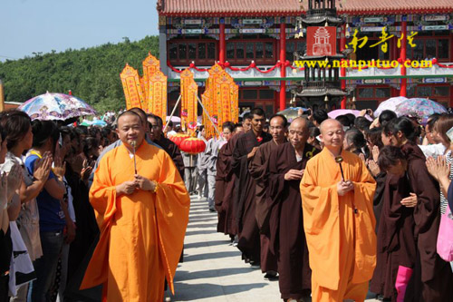 本次法会的诸山长老有:黑龙江省佛教协会会长,极乐寺方丈静波大和尚