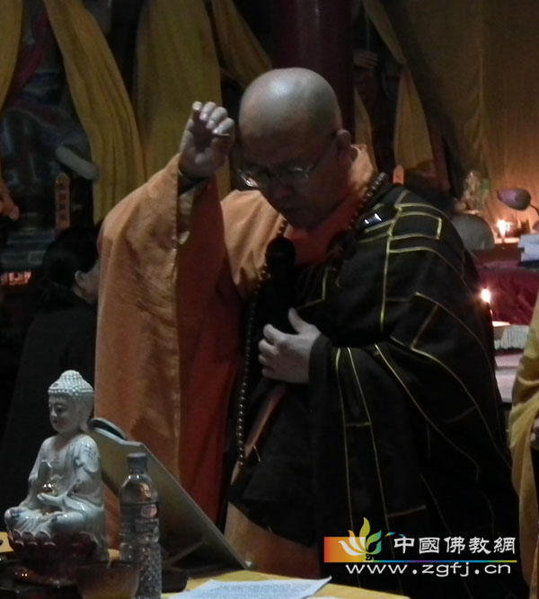 明证大和尚为在家居士授八关斋戒.jpg