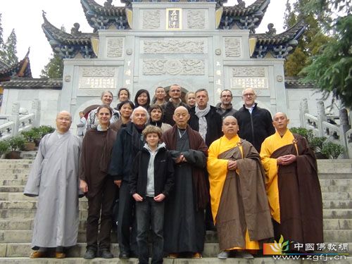 五祖寺山门前合影留念