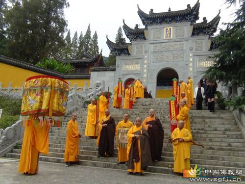 寺门前迎接净慧长老及雅戈尔先生一行