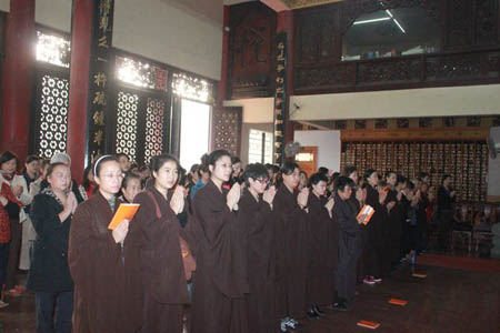 今日重庆华岩寺隆重举行皈依法会