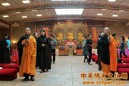 柏林监寺妙衍法师(右)和妙元法师带领信众绕佛