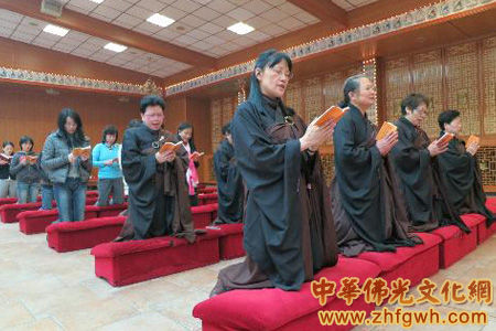 柏林信众持诵《普门品》和《药师琉璃光如来本愿功德经》 