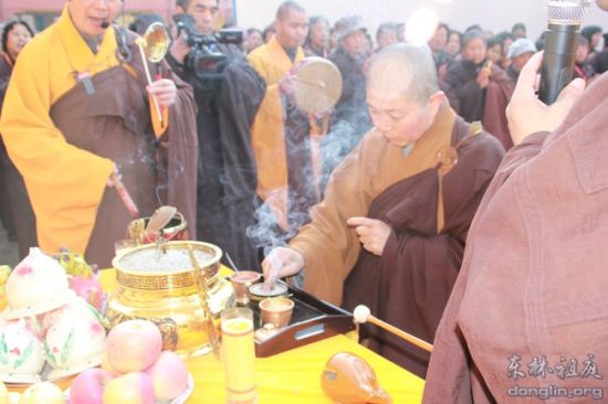 普渡寺住持佛如法师拈香 普渡寺住持佛如法师拈香