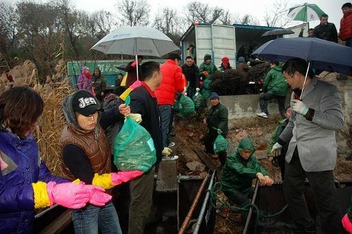 大众齐心协力搬运物命 大众齐心协力搬运物命