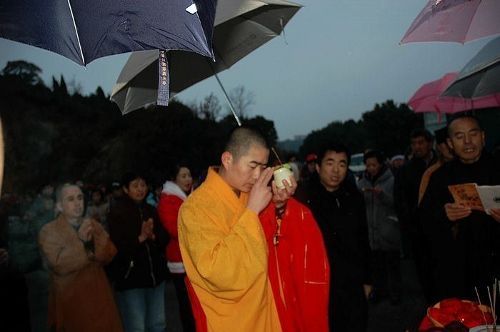 法师洒净加持放生物命 法师洒净加持放生物命