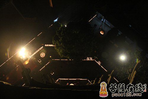 从九层塔俯视处处都点燃了酥油灯