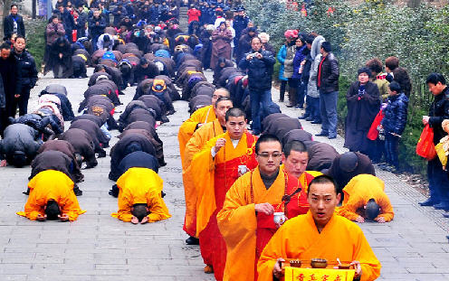 2012年02月01日,大年初十,安徽滁州琅琊寺举行礼敬佛陀朝山活动,来自滁城、来安县、全椒县的400多名居士,在僧人的引领下从琅琊山山门一路诵念经文到琅琊寺,同时还举行了朝山跪拜和敬佛等。