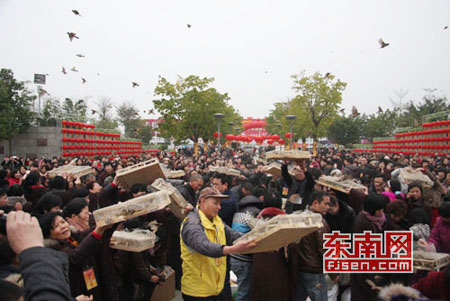 福建宁德举行首届千人放生法会