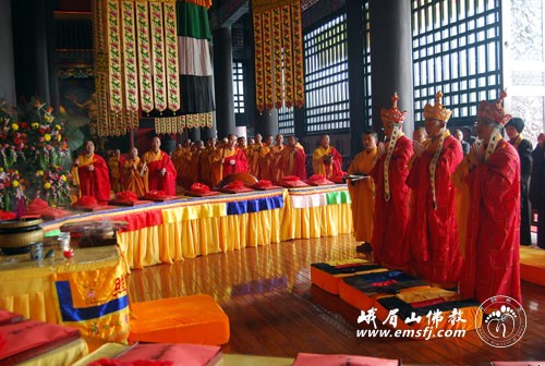 普贤菩萨圣诞日，峨眉山水陆法会圆满送圣