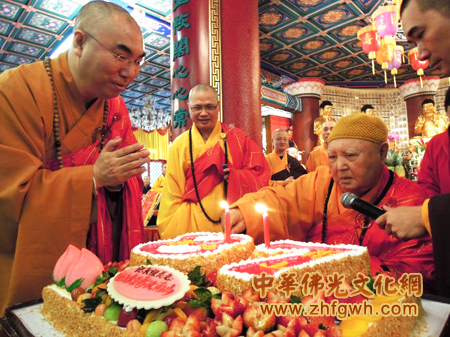 .【#精美石刻#】这是 @雄鹰在蓝天V 童鞋在 @西安碑林博物馆 的新石刻馆拍摄的精美的佛教文物