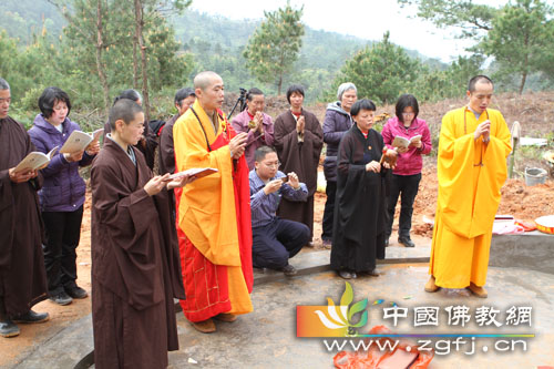 广东南山古寺举行祖师塔落成安葬仪式