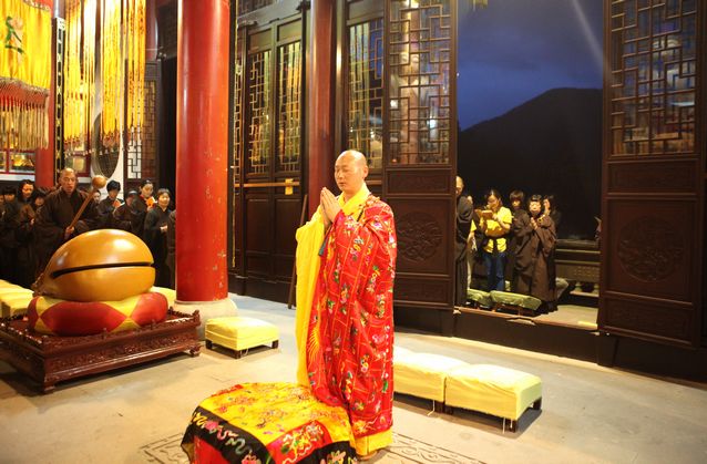 传喜法师主持法会