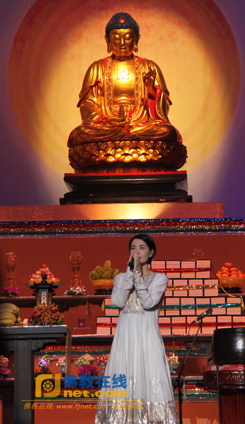 王菲在佛顶骨舍利前双手合十吟唱《心经》-佛教导航