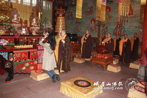 居士闻安居欢喜供僧