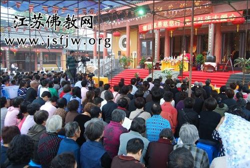 参加讲经说法的现场信众