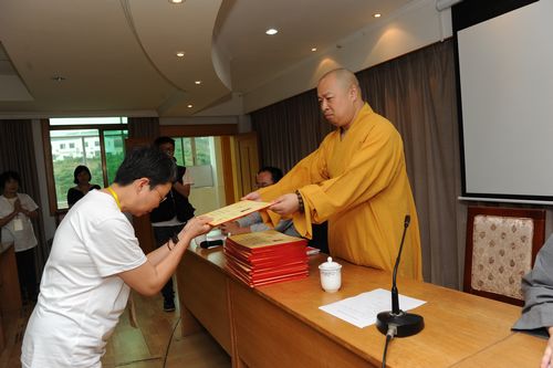 印顺大和尚为学员颁发结业证书