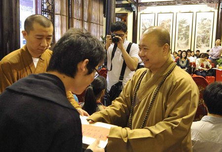 觉群法师发放助学金