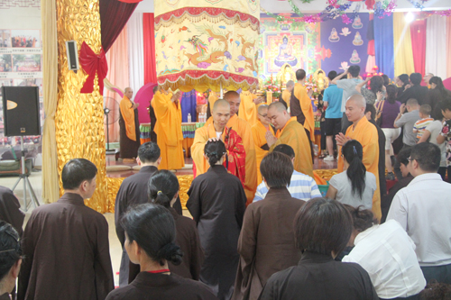 忠明法师为信众灌顶加持