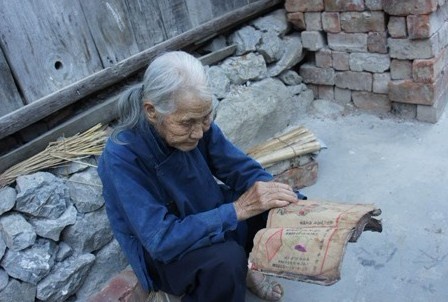 90多岁的黄冬月老人念经诵佛