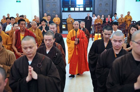 宝陀讲寺迎请引礼班迎请向学法师(中)步入普门讲堂