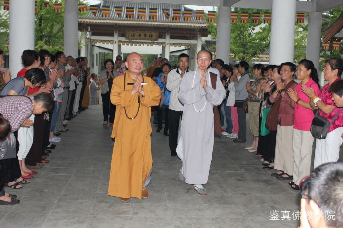 能修大和尚和定弘法师步入会场