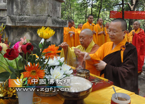 大愿方丈、东奉法师拈香