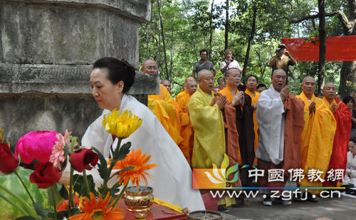 韩国善信向师公献花