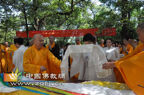 中韩法师、信士向师公敬献哈达