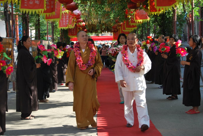 如愿法师与全寺僧众及护法居士列队欢迎