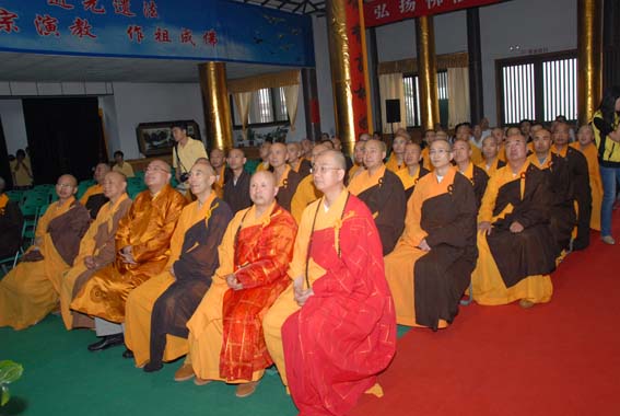 毕业典礼现场高僧大德