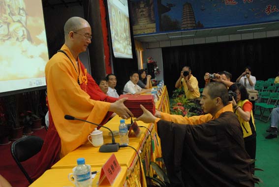 学诚院长为研究生颁发毕业证书