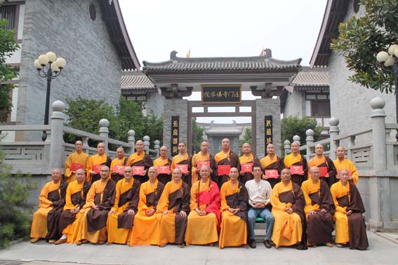 佛学院部分老师和毕业研究生合影留念