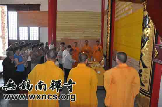 法会设立的吉牌前上供