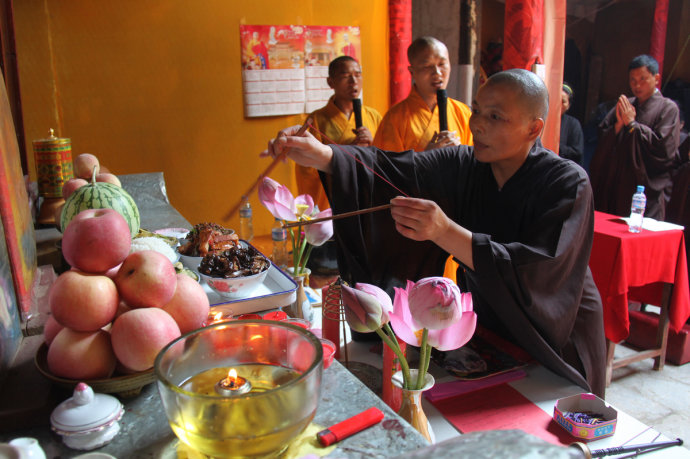 上供十方佛 下施有情类