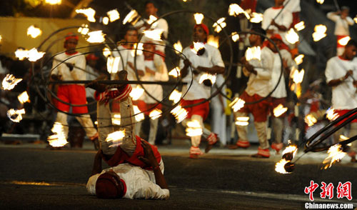 斯里兰卡民众载歌载舞欢庆佛牙节