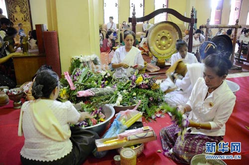 参加迎水节的信徒整理鲜花