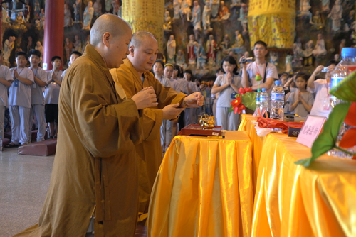 顿成法师,任觉海法师共同拈香
