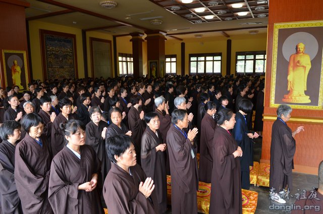 昼夜经行前，净业大众合掌排班肃立恭候法师进堂开示