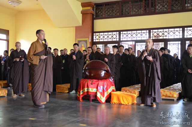 经行前，昌法师与昌续师为大众作东林佛号唱念示范